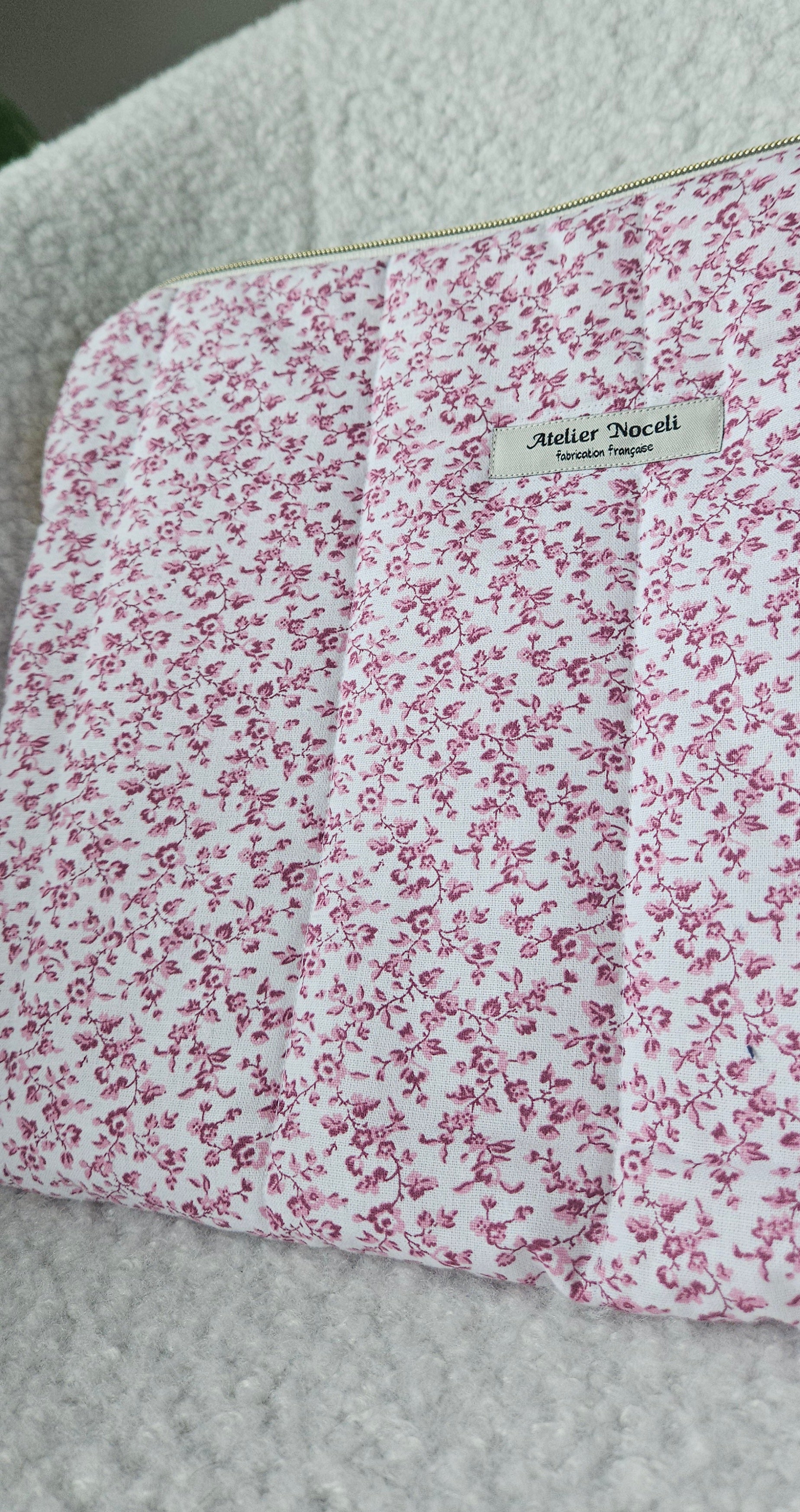 housse d'ordinateur faite main en france  tissu fleuri  printanier chic et elegant , idée cadeau, fete de mere , anniversaire, noel
