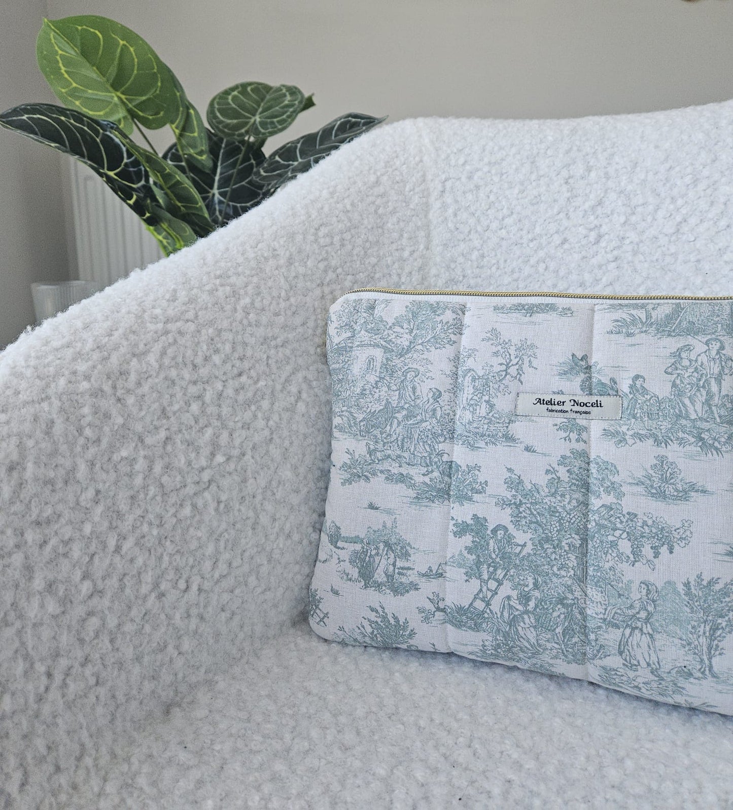 housse d'ordinateur faite main en france  toile de jouy verte et velours vert sapin  printanier chic et elegant , idée cadeau, fete de mere , anniversaire, noel
