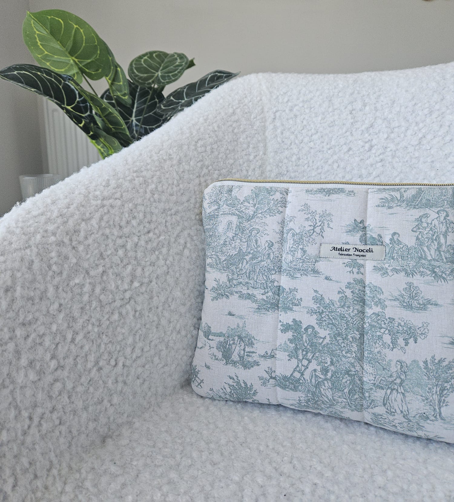 housse d'ordinateur faite main en france  toile de jouy verte et velours vert sapin  printanier chic et elegant , idée cadeau, fete de mere , anniversaire, noel