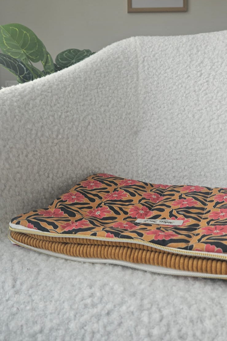 housse d'ordinateur tissu fleurie jaune moutarde rose et noir et velours cotelé fait main en France 