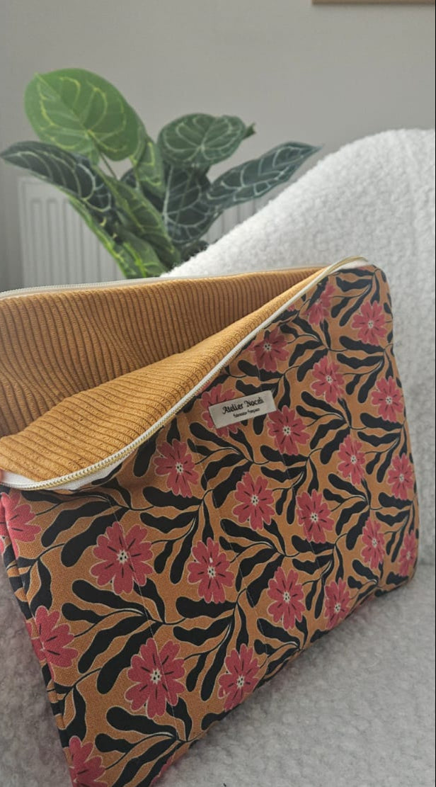 housse d'ordinateur tissu fleurie jaune moutarde rose et noir et velours cotelé fait main en France 