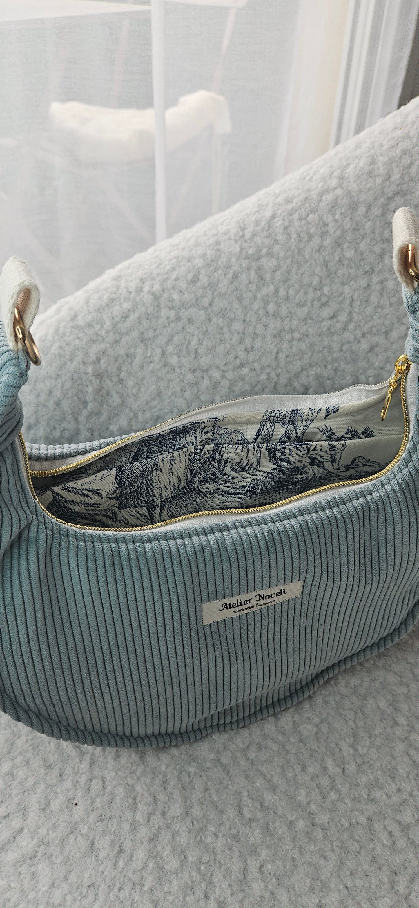 Sac à main demi-lune AURORE velours côtelé bleu ciel