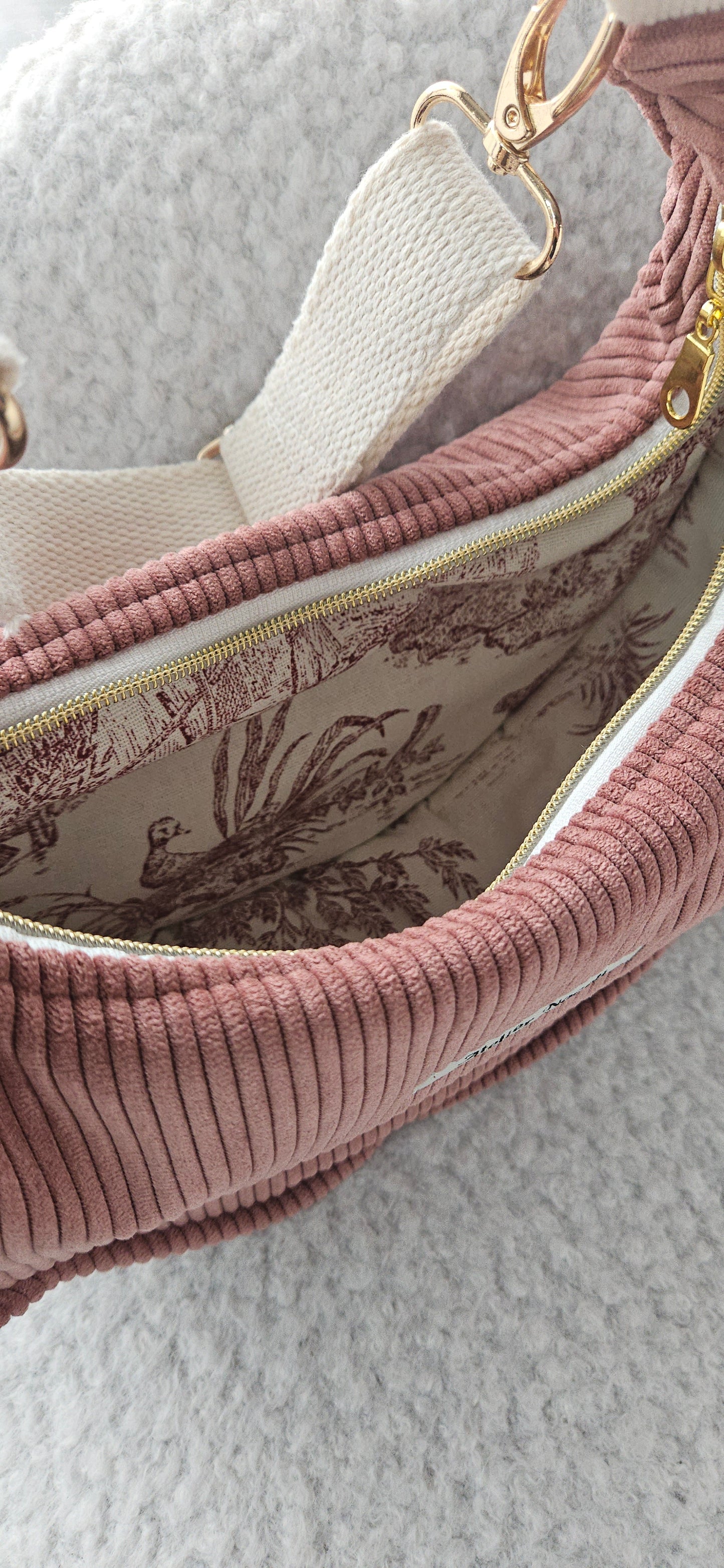 Sac à main demi-lune AURORE velours côtelé rose pâle