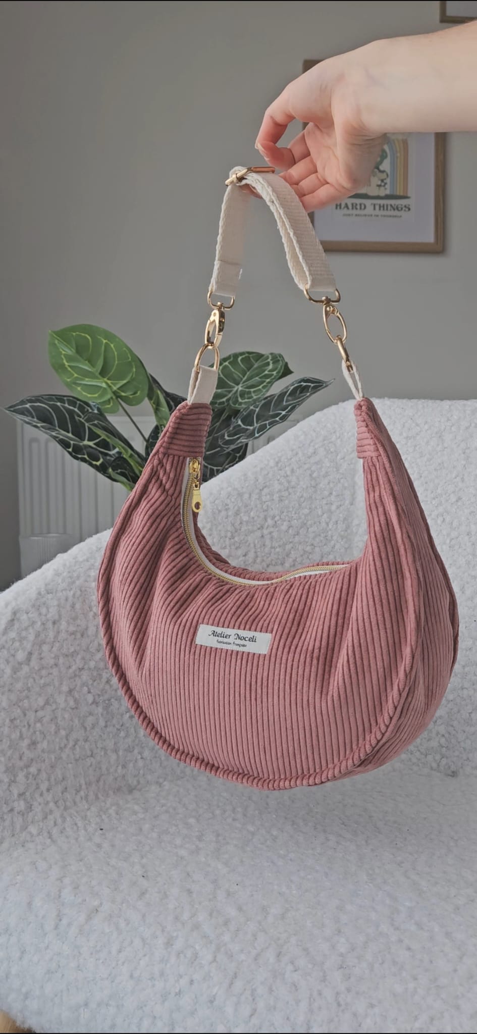 sac à main demi lune fait main en france en velours cotelé rose pale