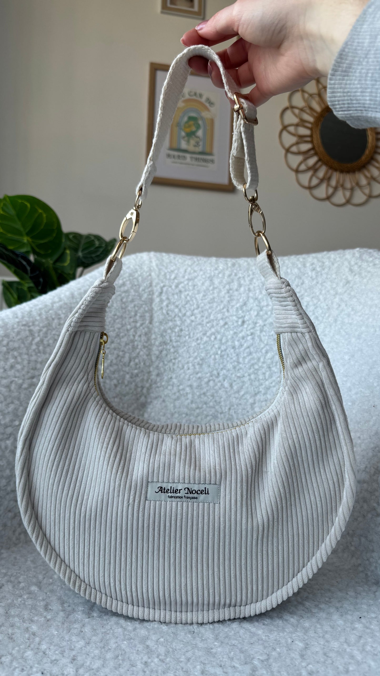 sac a main demi lune en velours cotelé beige faite main en france idee cadeau personnalisé