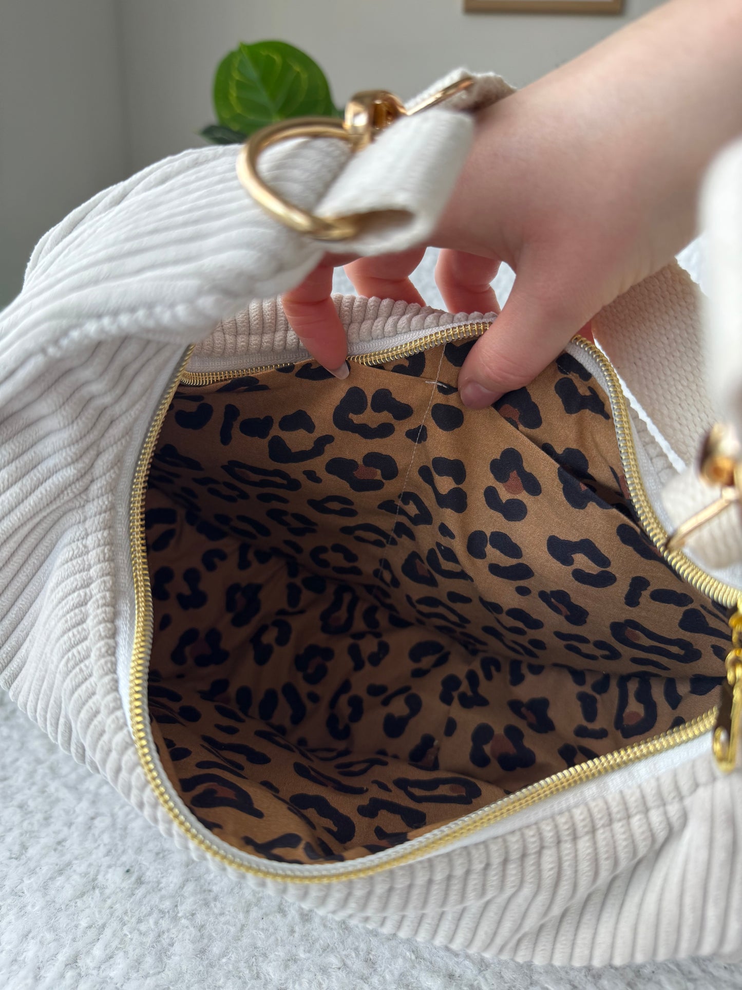 sac a main demi lune en velours cotelé beige faite main en france interieur leopard cadeau personnalisé