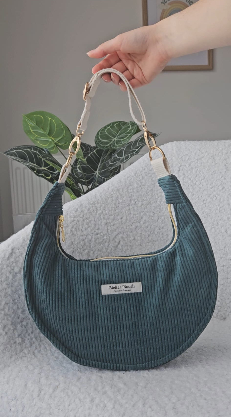 sac à main demi lune fait main en france en velours cotelé vert sapin