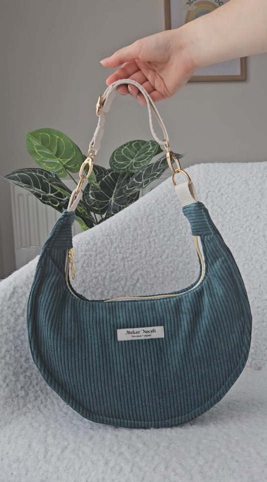 sac à main demi lune fait main en france en velours cotelé vert sapin