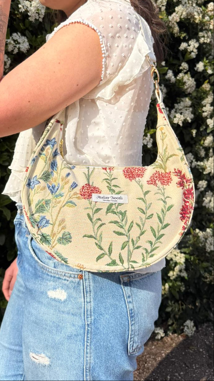 sac a main demi lune fait main en france motifs fleuri