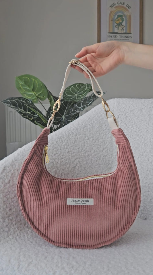 sac à main demi lune fait main en france en velours cotelé rose pale
