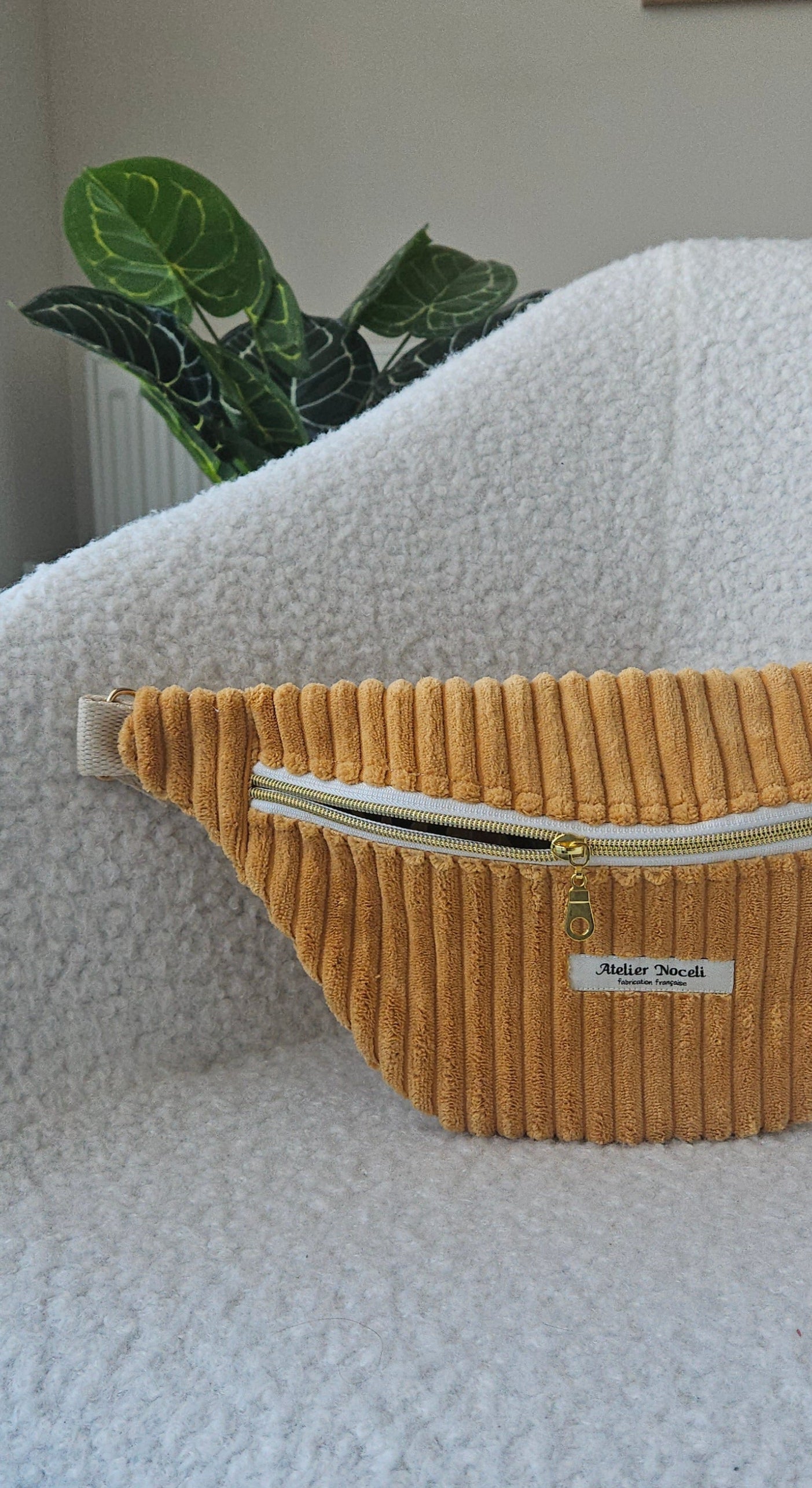 Sac banane en velours cotelé jaune moutarde fait main en france tendance personnalisable