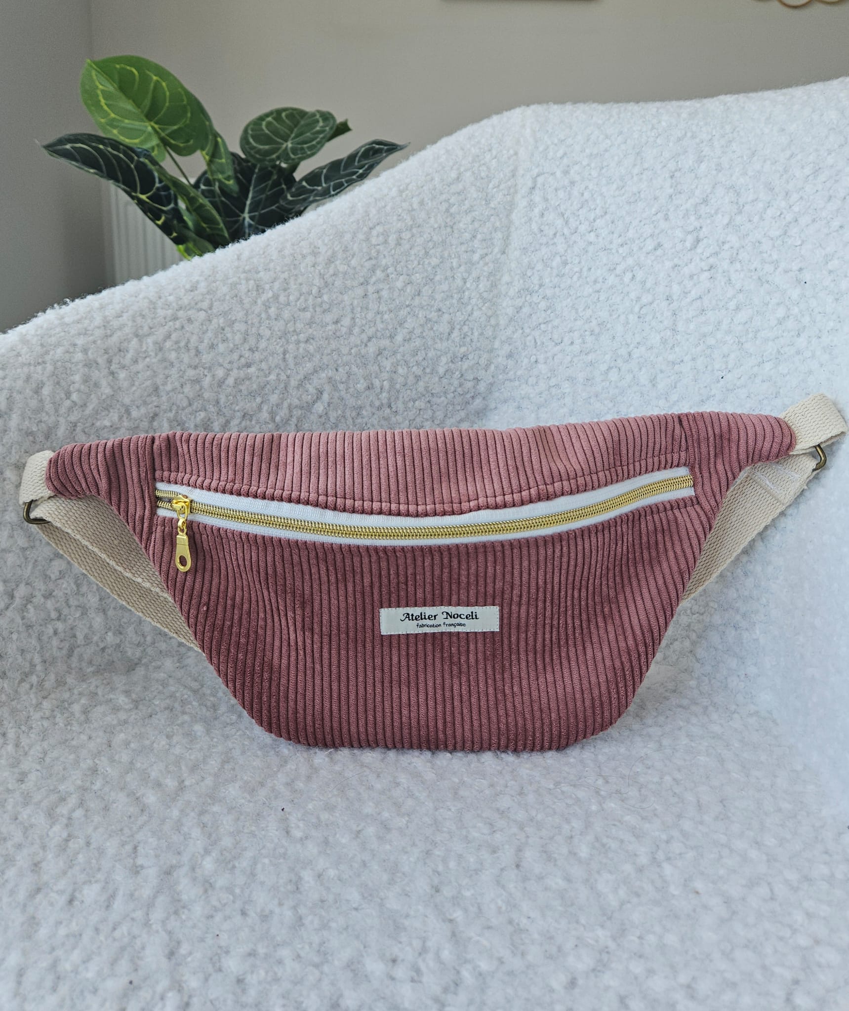 sac banane fait main en france en velours cotelé rose poudré et interieur toile de jouy rose / rouge  printanier chic et elegant , idée cadeau, fete de mere , anniversaire, noel