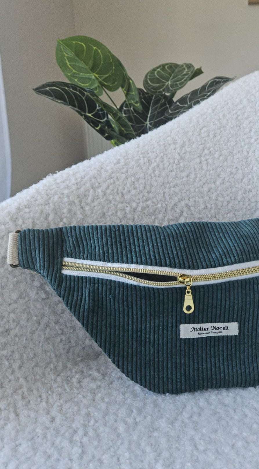 sac banane fait main en france en velours cotelé vert sapin et interieur toile de jouy vert  printanier chic et elegant , idée cadeau, fete de mere , anniversaire, noel
