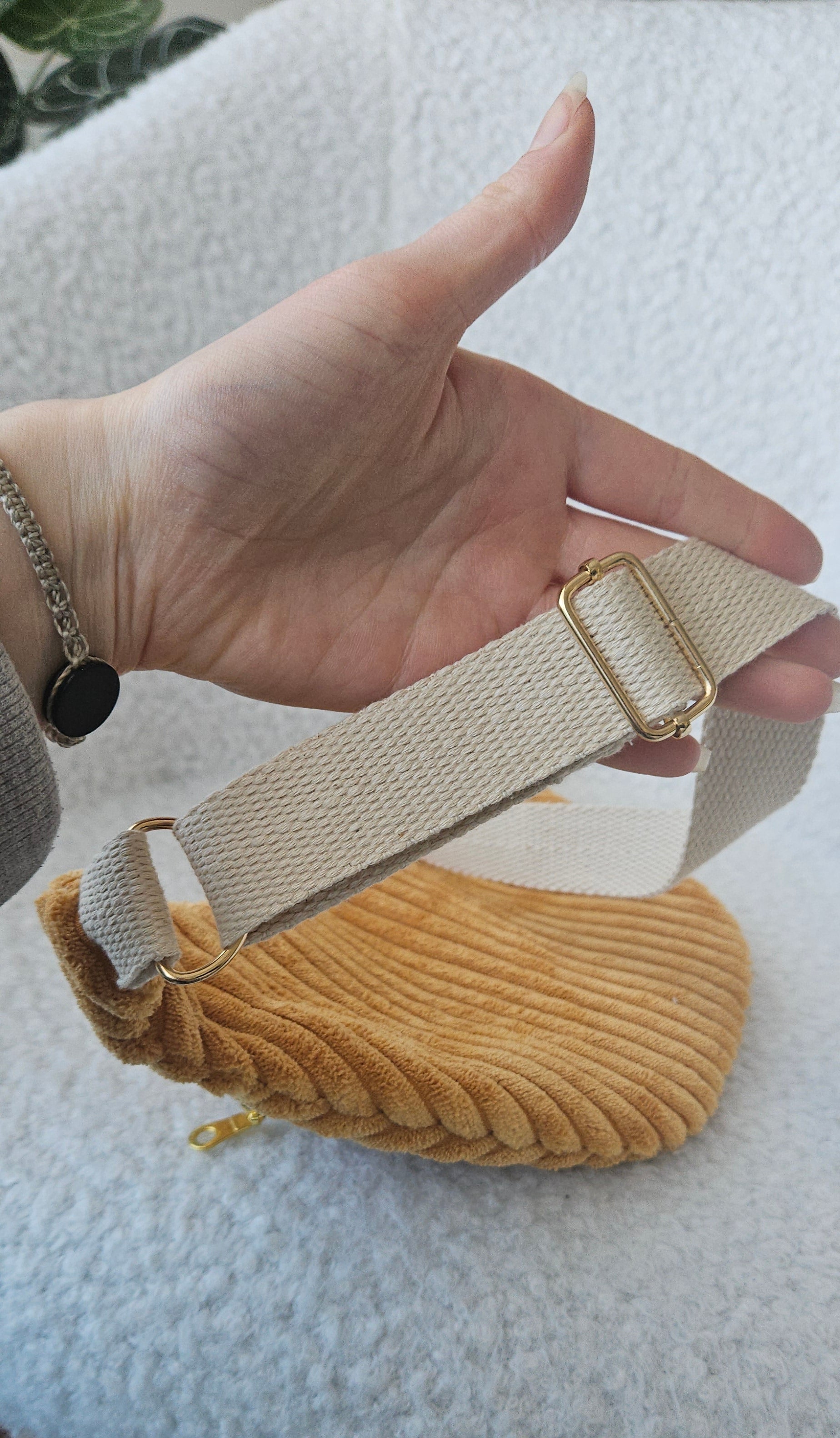 Sac banane en velours cotelé jaune moutarde fait main en france tendance personnalisable
