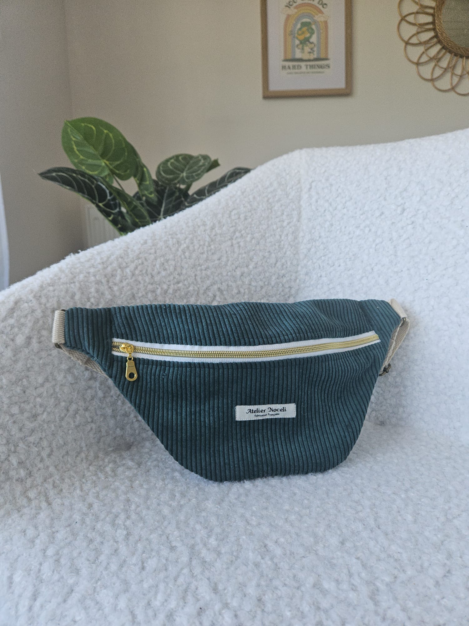 sac banane fait main en france en velours cotelé vert sapin et interieur toile de jouy vert  printanier chic et elegant , idée cadeau, fete de mere , anniversaire, noel