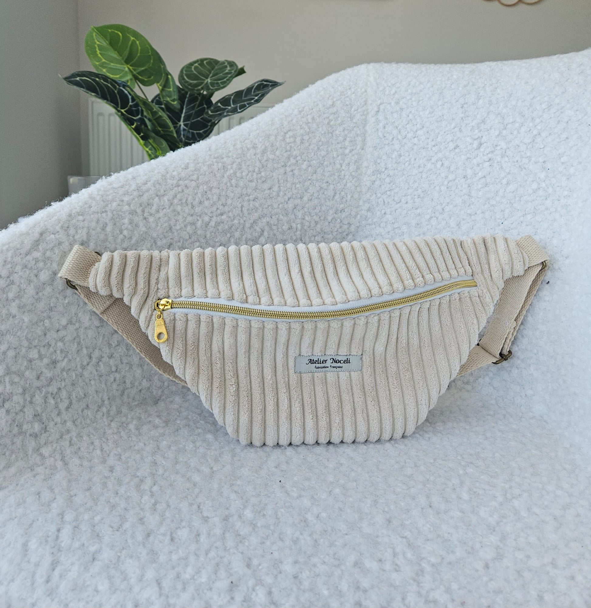 sac banane fait main en france en velours cotelé beige   printanier chic et elegant , idée cadeau, fete de mere , anniversaire, noel