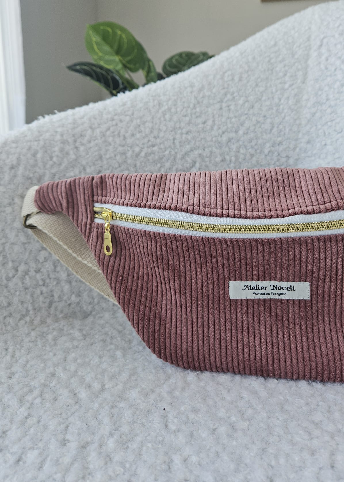 sac banane fait main en france en velours cotelé rose poudré et interieur toile de jouy rose / rouge  printanier chic et elegant , idée cadeau, fete de mere , anniversaire, noel