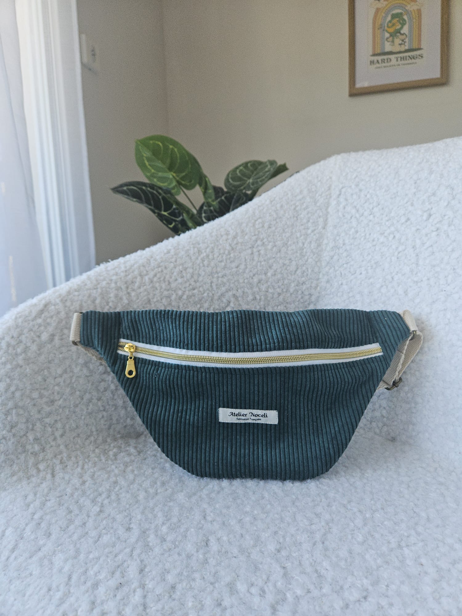 sac banane fait main en france en velours cotelé vert sapin et interieur toile de jouy vert  printanier chic et elegant , idée cadeau, fete de mere , anniversaire, noel