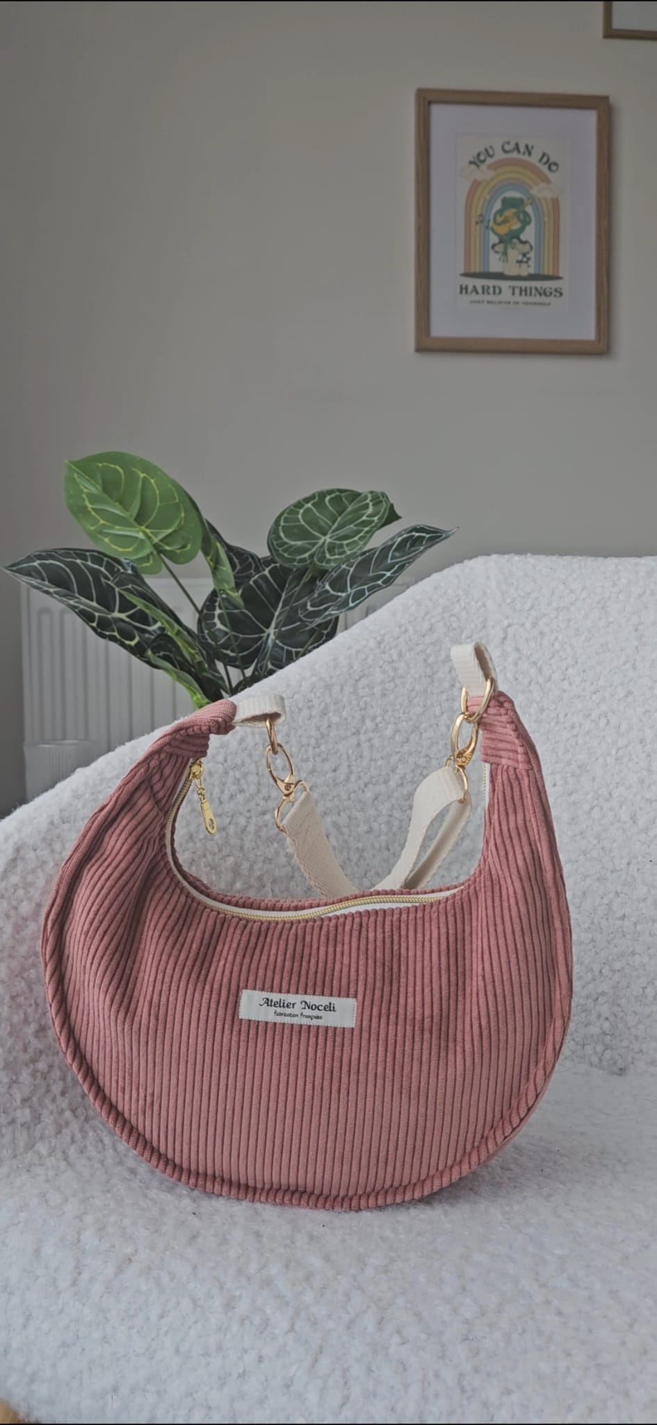 sac à main demi lune fait main en france en velours cotelé rose pale