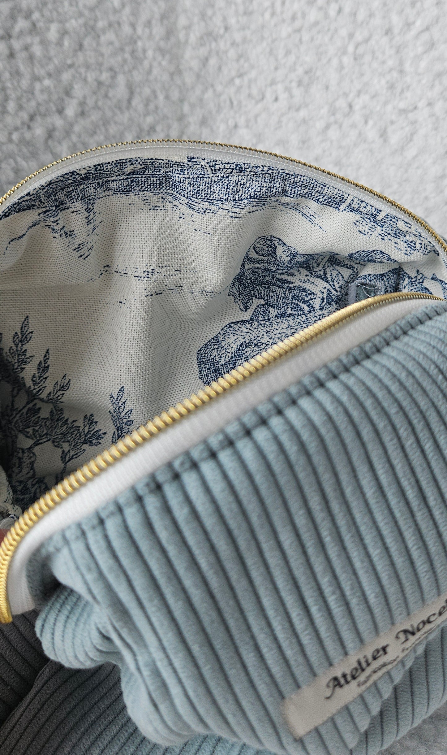 trousse de toilette faite main en france en velours cotelé bleu ciel et doublure toile de jouy bleue printanier chic et elegant , idée cadeau, fete de mere , anniversaire, noel