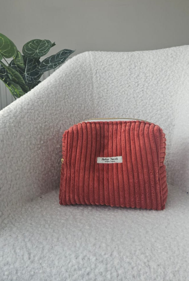 trousse de toilette ou trousse à maquillage en velours rouge corail faite main en france