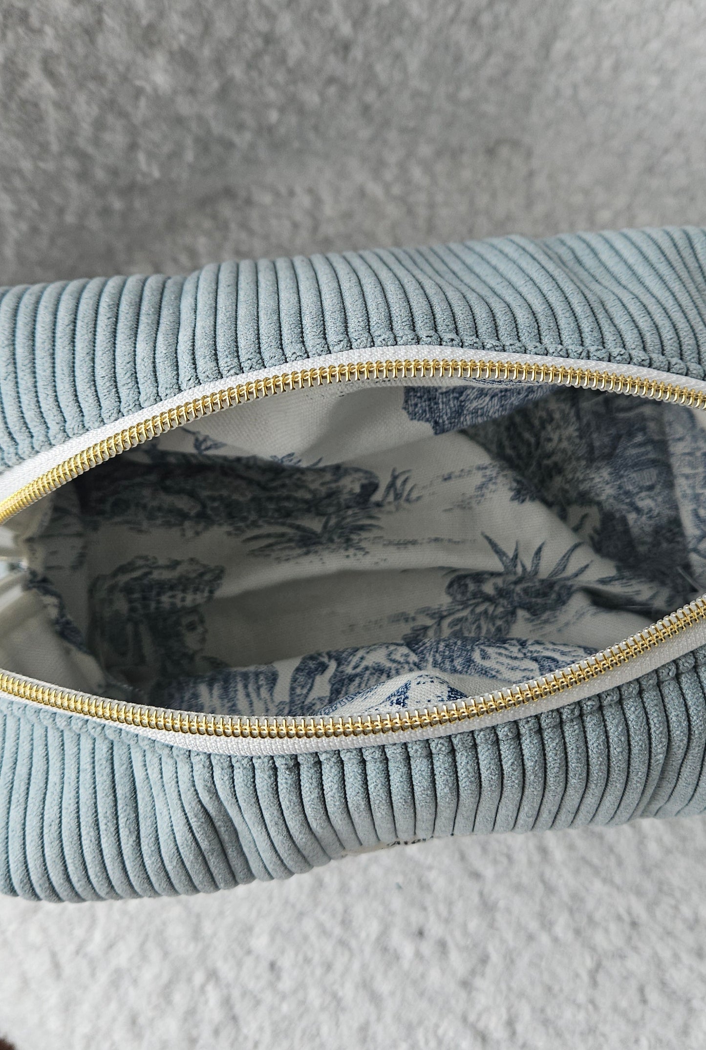 trousse de toilette faite main en france en velours cotelé bleu ciel et doublure toile de jouy bleue printanier chic et elegant , idée cadeau, fete de mere , anniversaire, noel