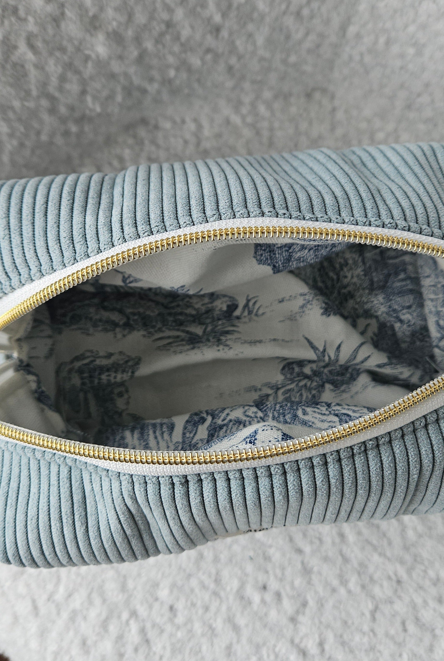 trousse de toilette faite main en france en velours cotelé bleu ciel et doublure toile de jouy bleue printanier chic et elegant , idée cadeau, fete de mere , anniversaire, noel