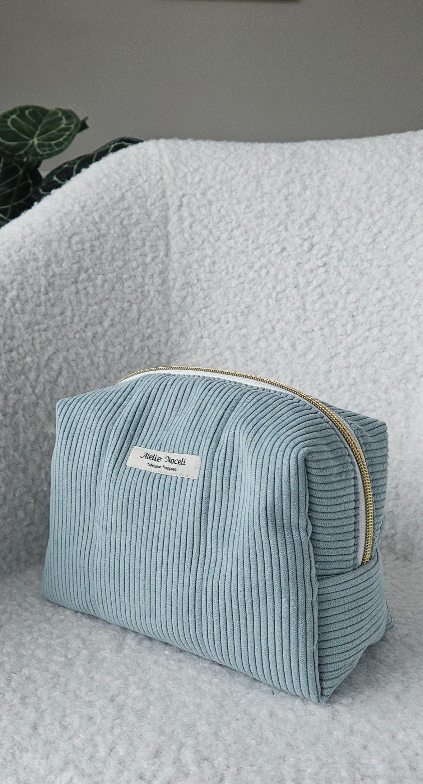 trousse de toilette faite main en france en velours cotelé bleu ciel et doublure toile de jouy bleue printanier chic et elegant , idée cadeau, fete de mere , anniversaire, noel