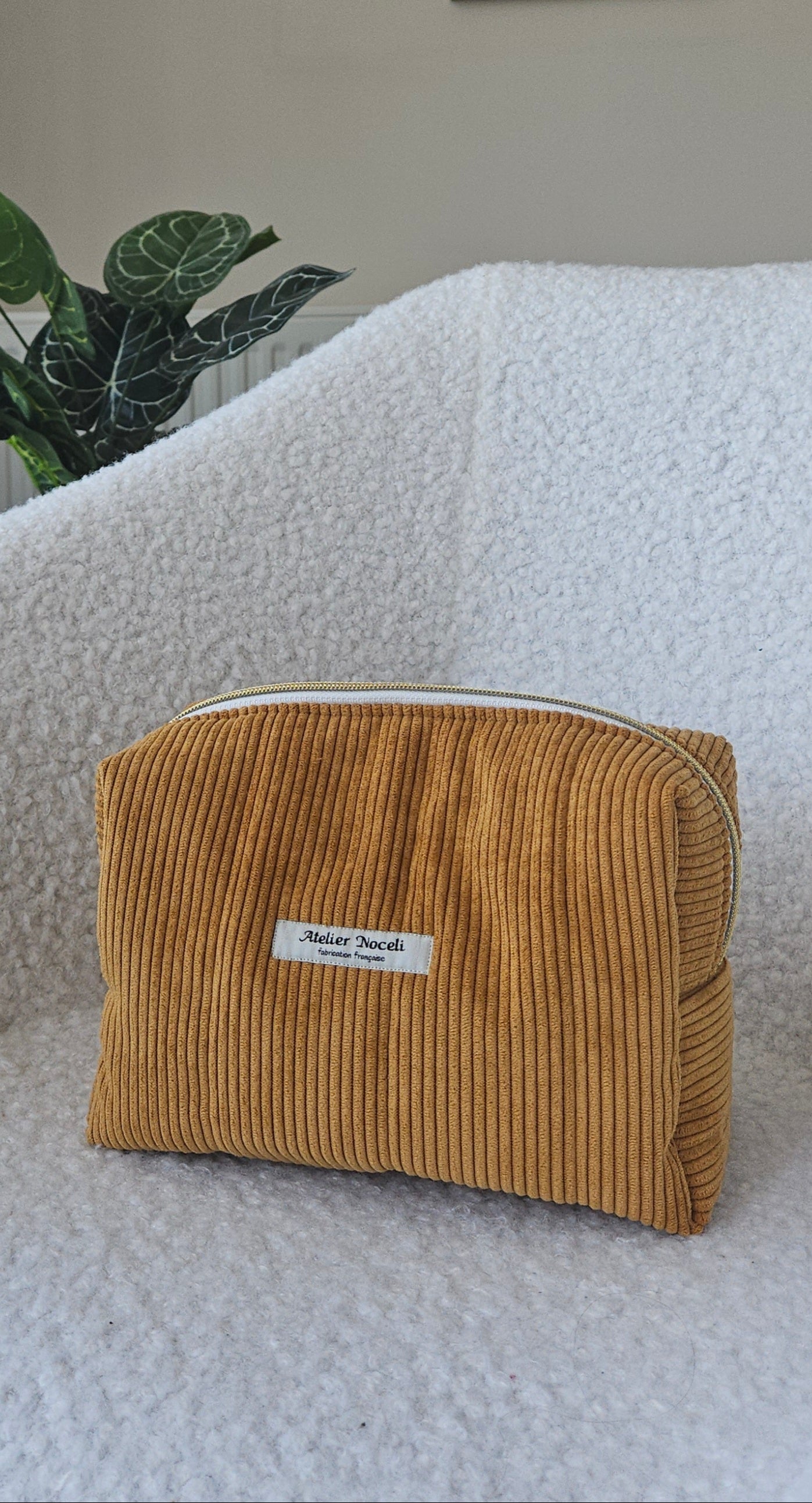 trousse de toilette faite main en france en velours cotelé jaune moutarde et doublure fleurie printanier chic et elegant , idée cadeau, fete de mere , anniversaire, noel