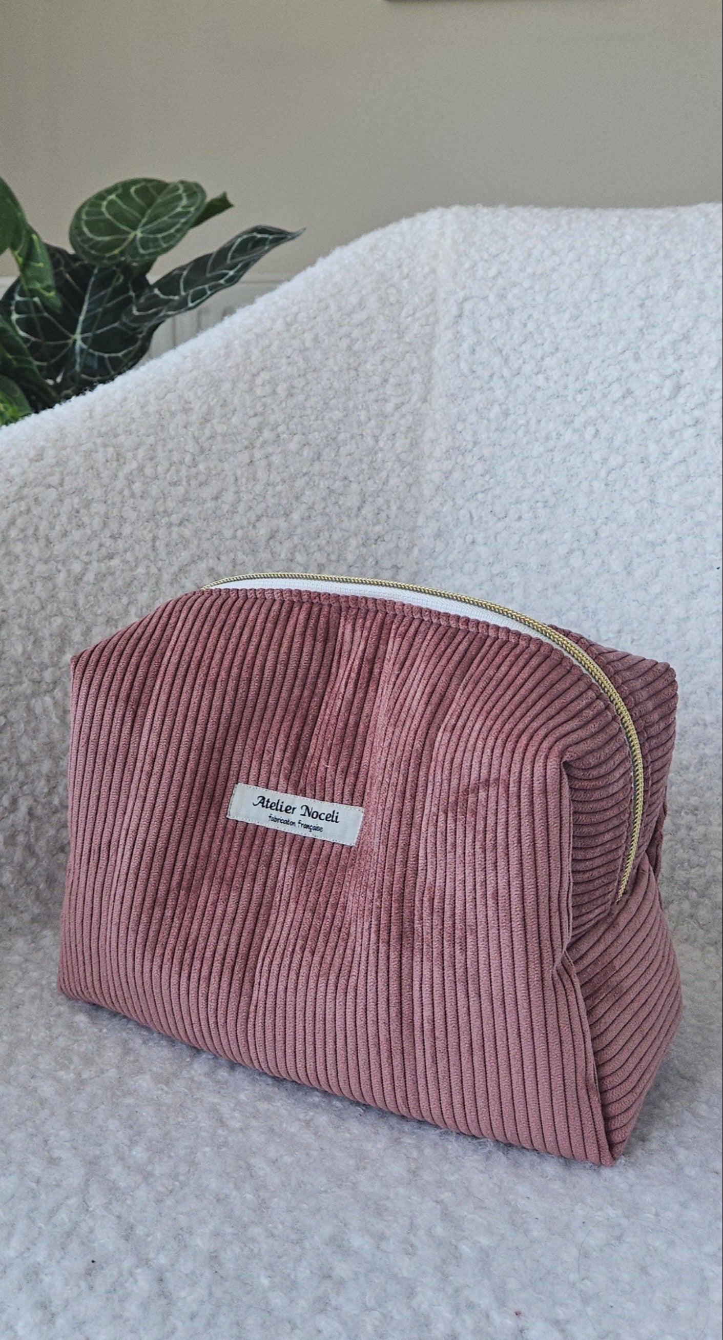 trousse de toilette faite main en france en velours cotelé rose poudré et doublure toile de jouy rouge/rose printanier chic et elegant , idée cadeau, fete de mere , anniversaire, noel