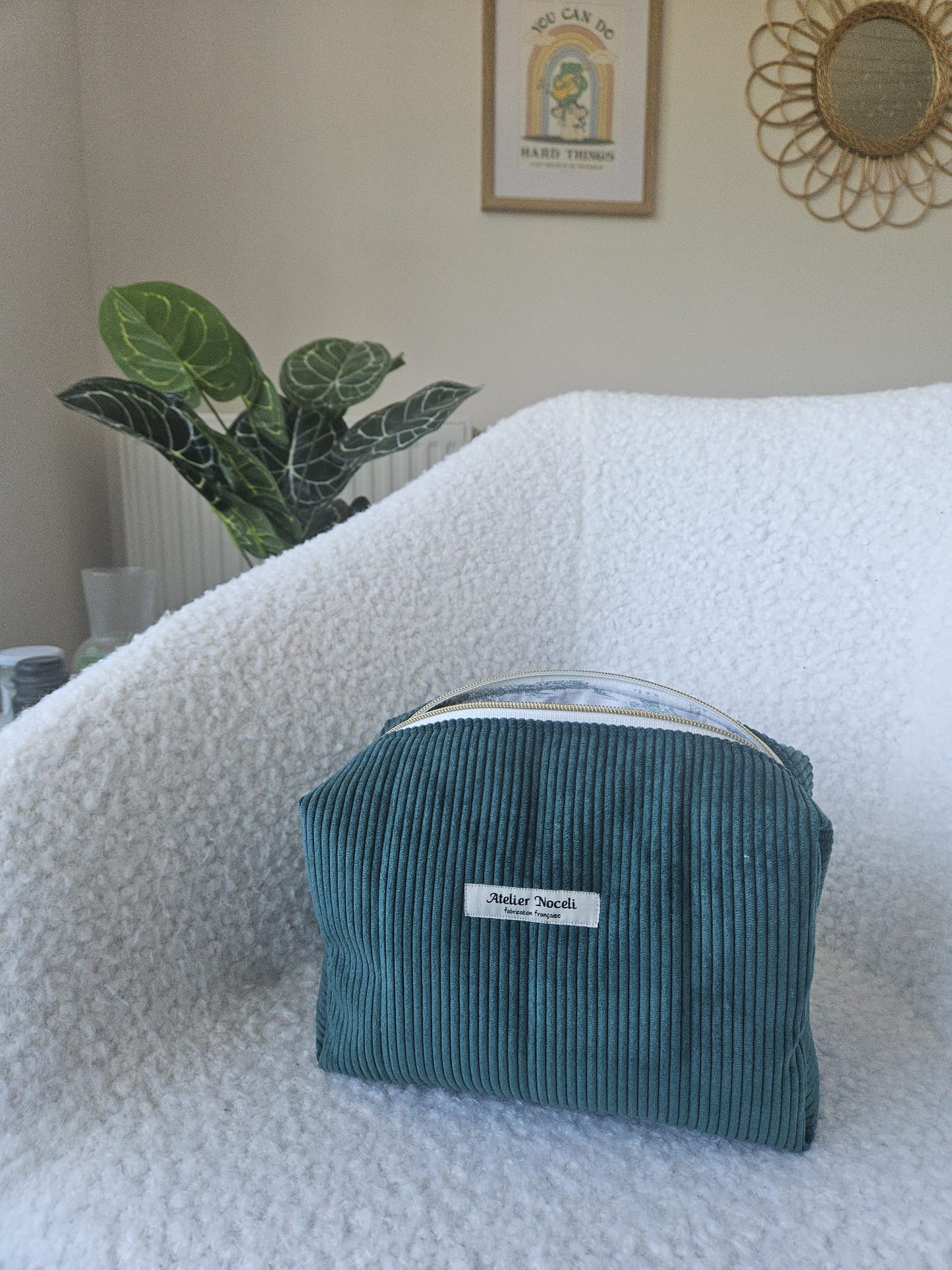 trousse de toilette faite main en france en velours cotelé vert sapin et doublure toile de jouy verte printanier chic et elegant , idée cadeau, fete de mere , anniversaire, noel