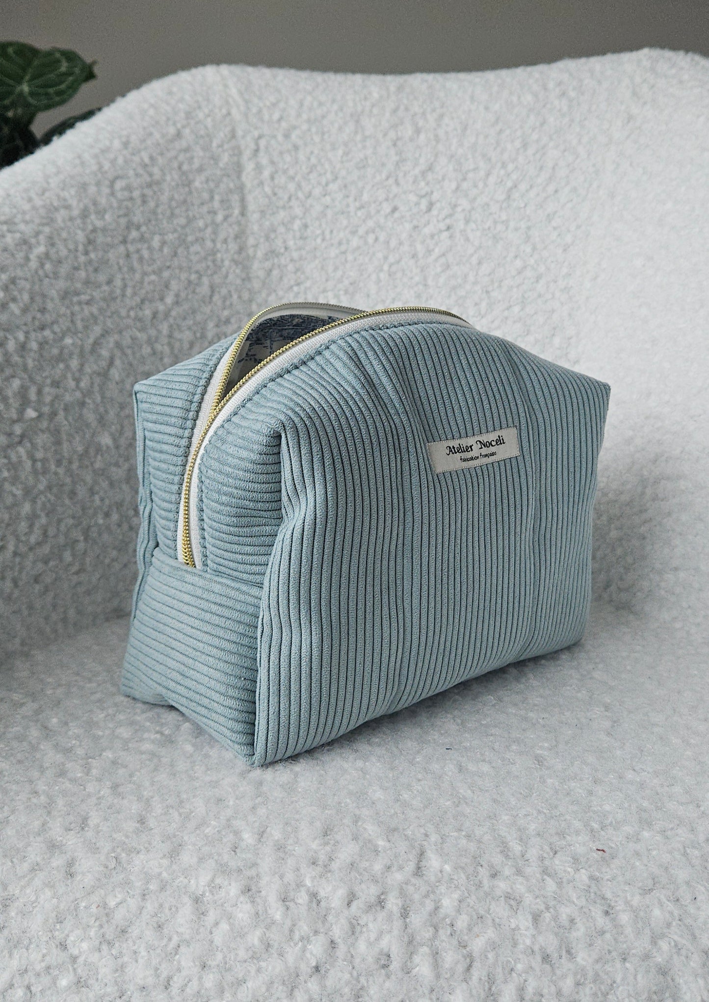 trousse de toilette faite main en france en velours cotelé bleu ciel et doublure toile de jouy bleue printanier chic et elegant , idée cadeau, fete de mere , anniversaire, noel