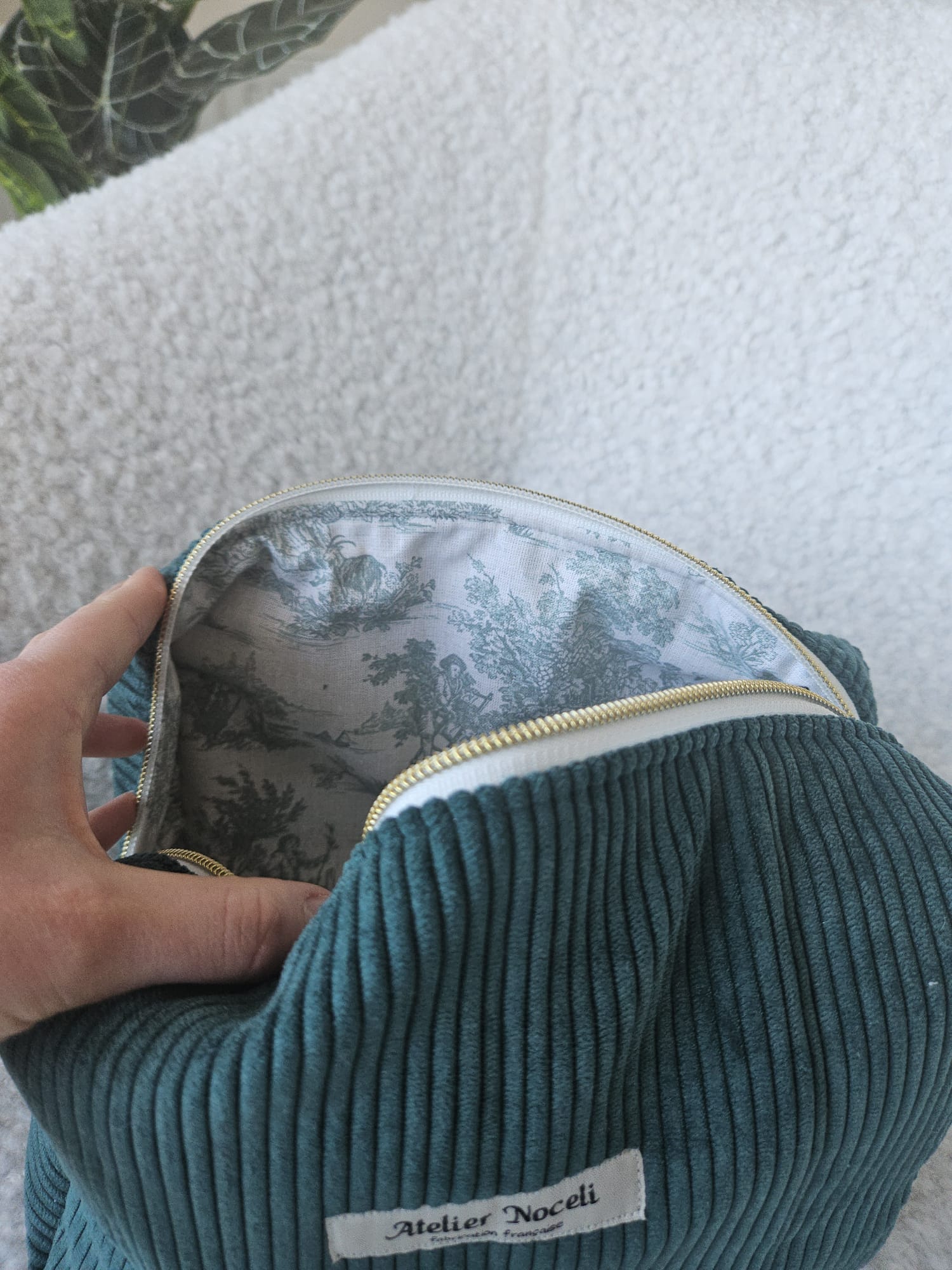 trousse de toilette faite main en france en velours cotelé vert sapin et doublure toile de jouy verte printanier chic et elegant , idée cadeau, fete de mere , anniversaire, noel