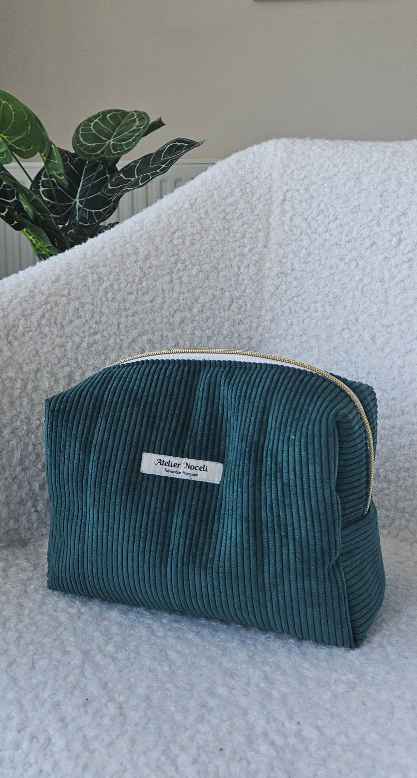 trousse de toilette faite main en france en velours cotelé vert sapin et doublure toile de jouy verte printanier chic et elegant , idée cadeau, fete de mere , anniversaire, noel