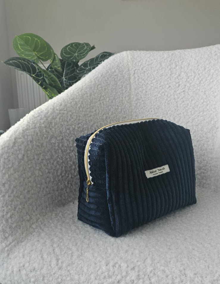 trousse de toilette ou trousse à maquillage en velours bleu marine faite main en france