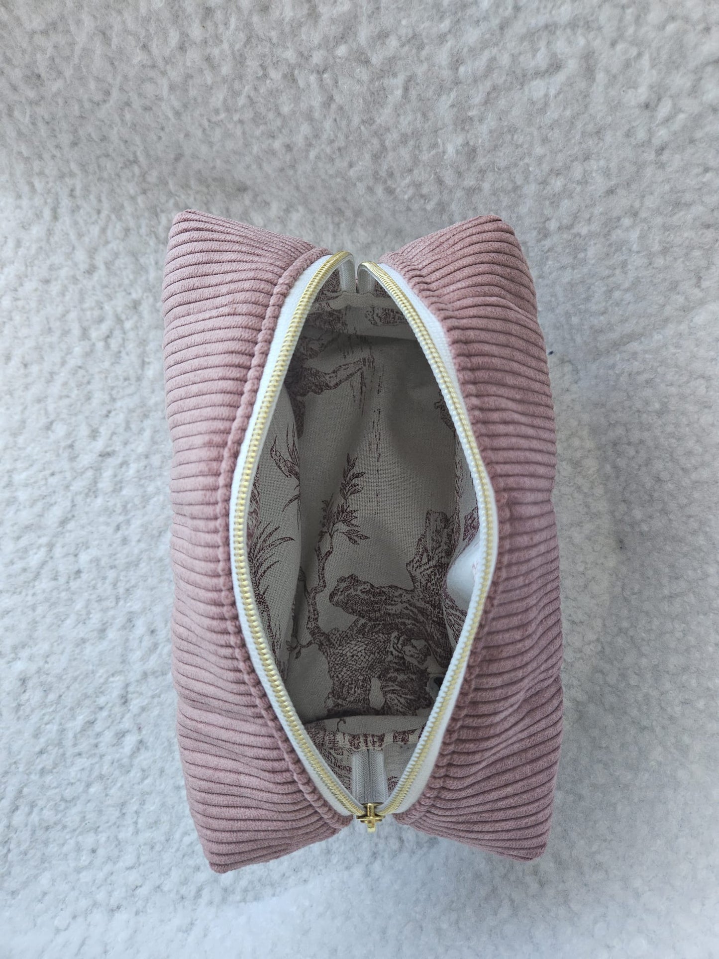 trousse de toilette faite main en france en velours cotelé rose poudré et doublure toile de jouy rouge/rose printanier chic et elegant , idée cadeau, fete de mere , anniversaire, noel
