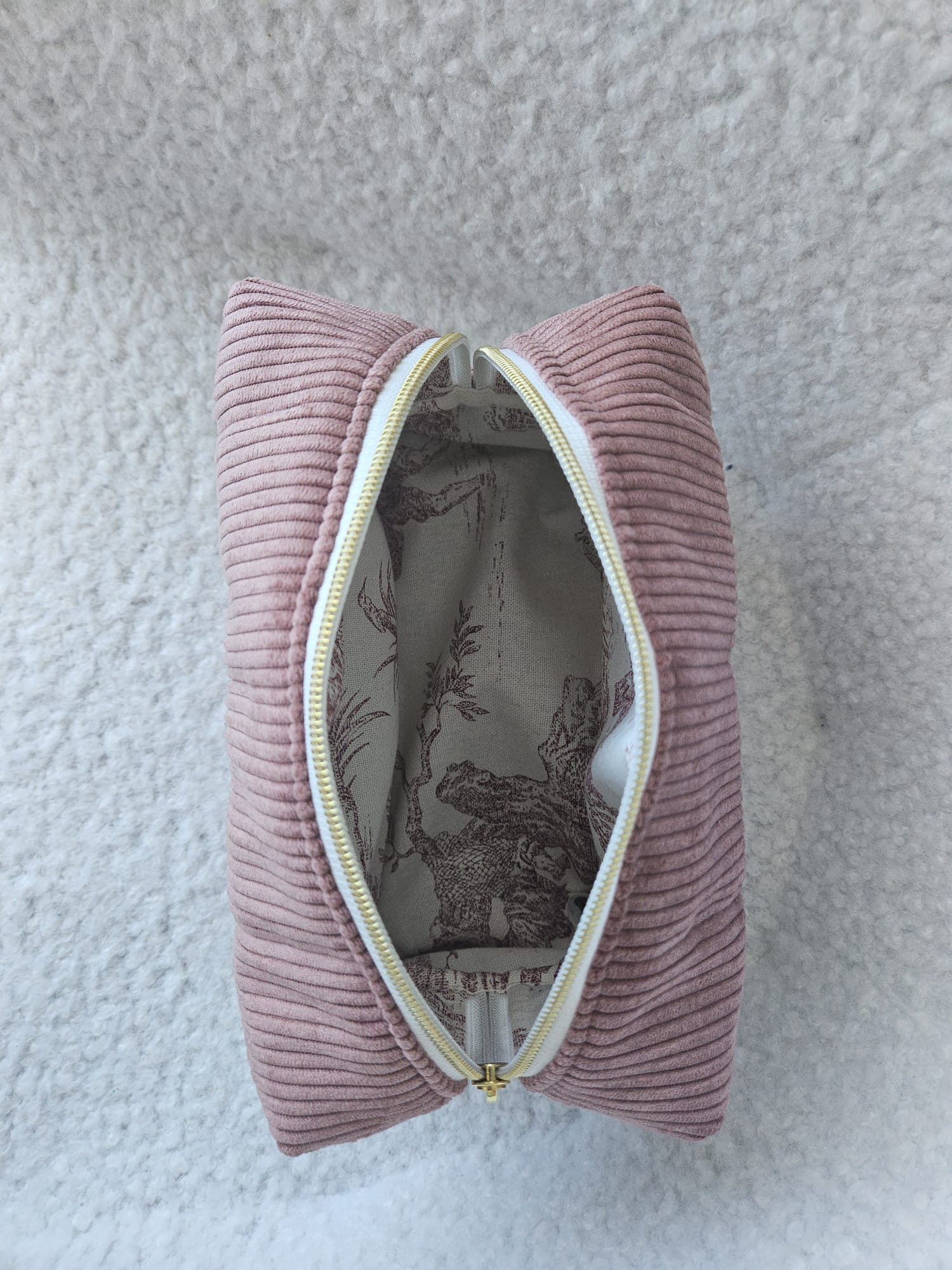 trousse de toilette faite main en france en velours cotelé rose poudré et doublure toile de jouy rouge/rose printanier chic et elegant , idée cadeau, fete de mere , anniversaire, noel