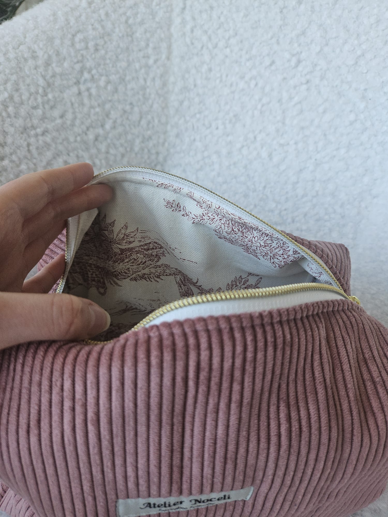 trousse de toilette faite main en france en velours cotelé rose poudré et doublure toile de jouy rouge/rose printanier chic et elegant , idée cadeau, fete de mere , anniversaire, noel