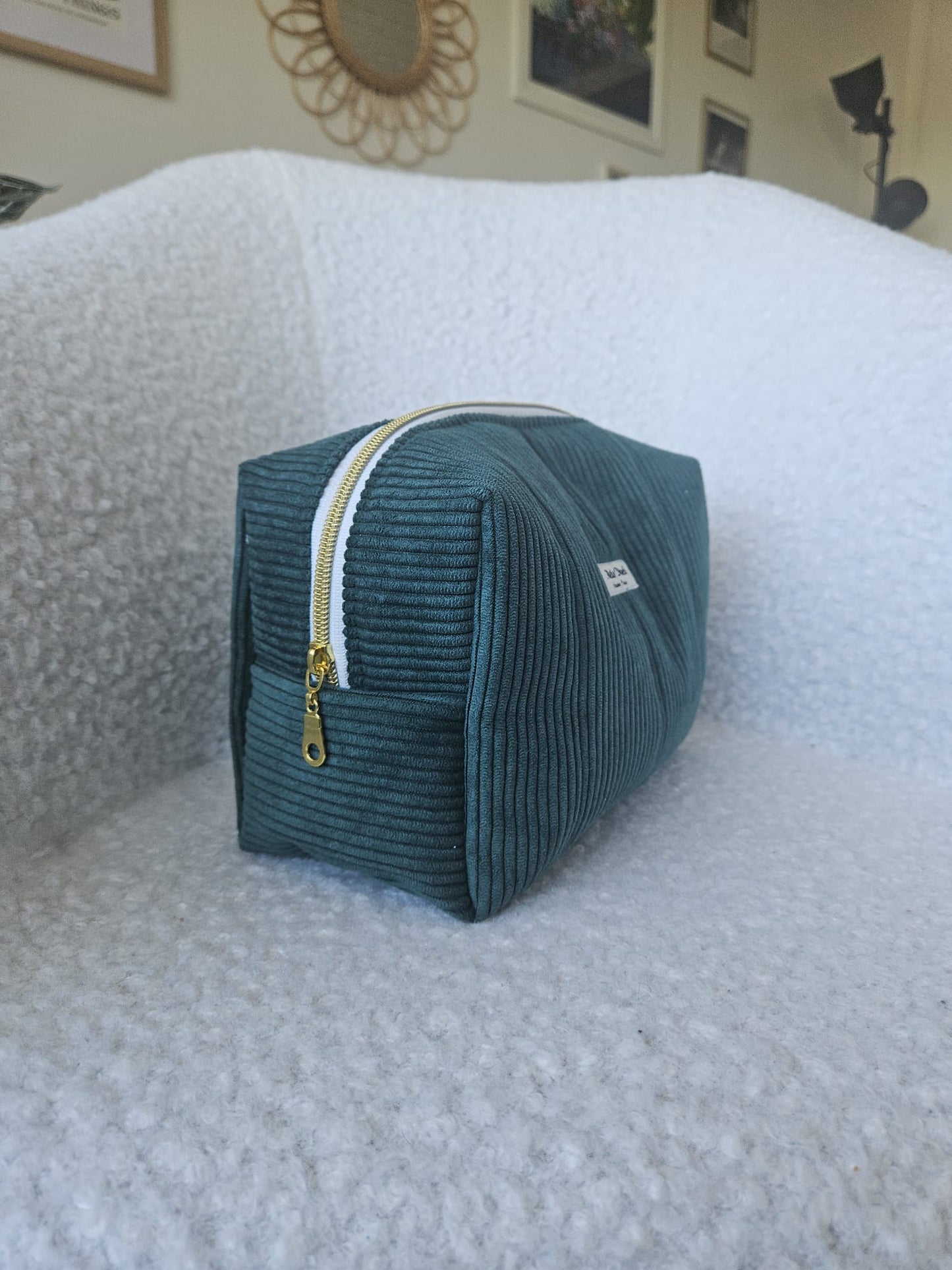 trousse de toilette faite main en france en velours cotelé vert sapin et doublure toile de jouy verte printanier chic et elegant , idée cadeau, fete de mere , anniversaire, noel