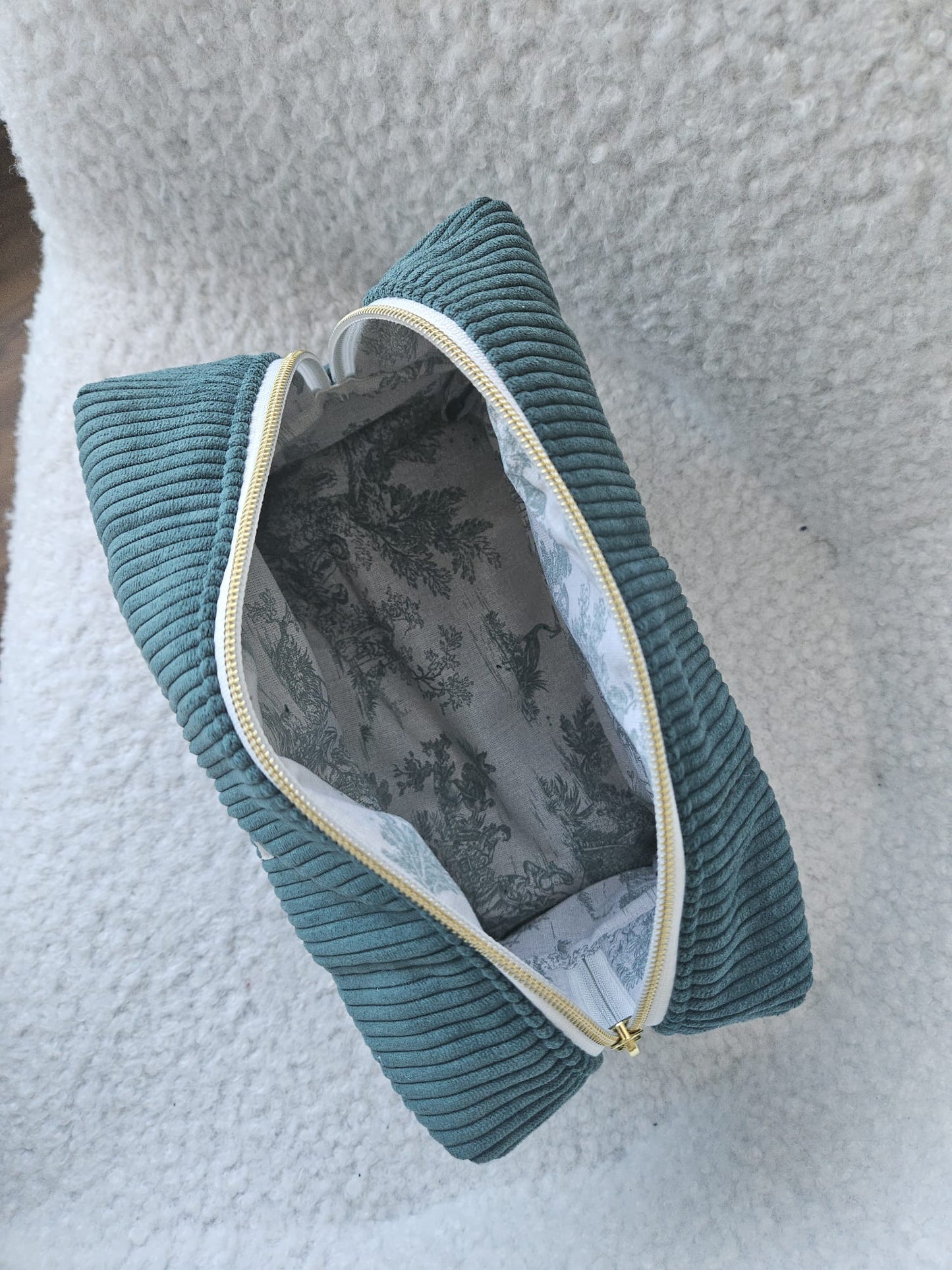 trousse de toilette faite main en france en velours cotelé vert sapin et doublure toile de jouy verte printanier chic et elegant , idée cadeau, fete de mere , anniversaire, noel