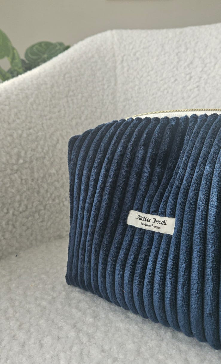 trousse de toilette ou trousse à maquillage en velours bleu marine faite main en france