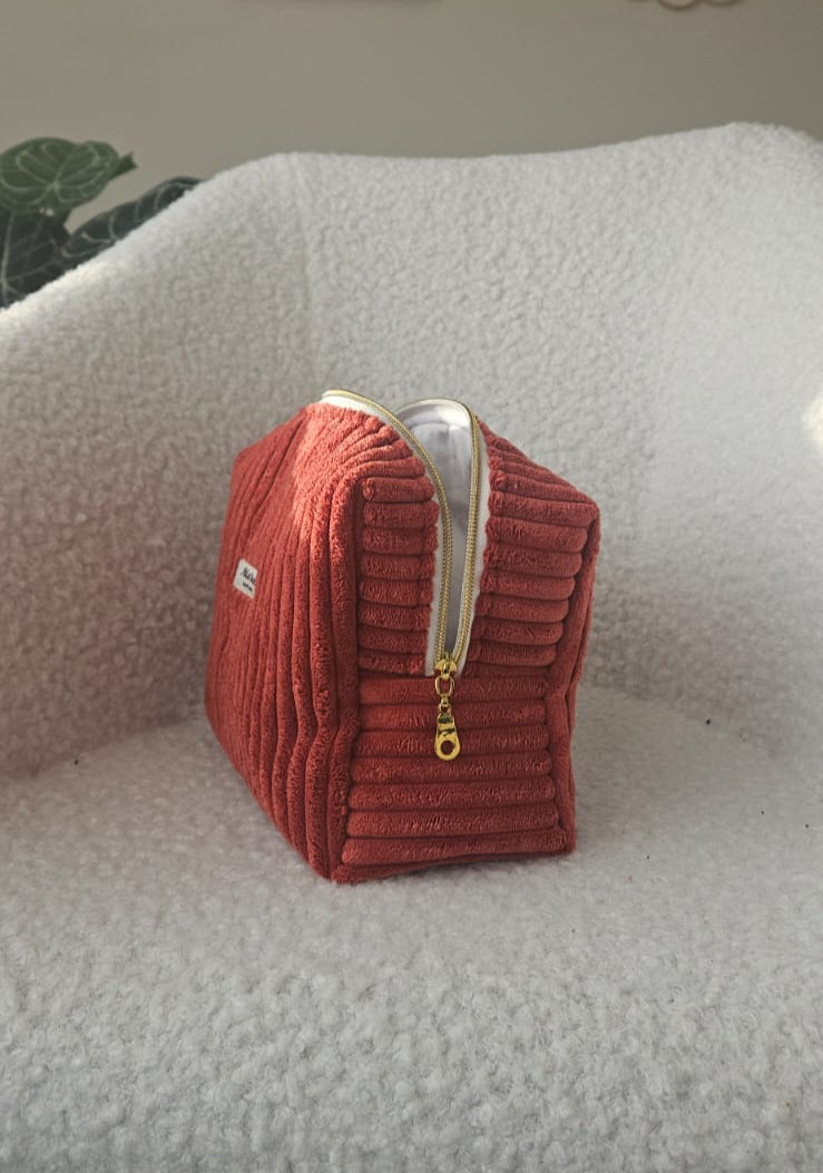 trousse de toilette ou trousse à maquillage en velours rouge corail faite main en france