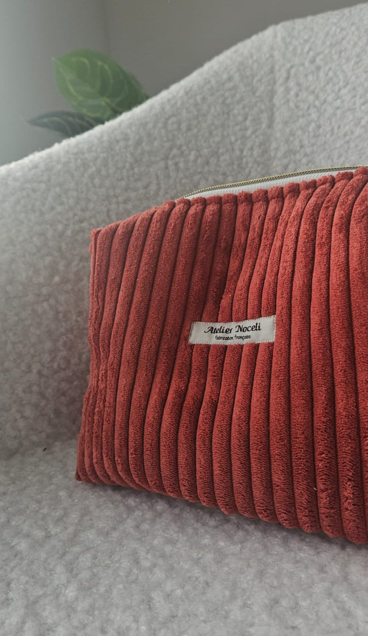 trousse de toilette ou trousse à maquillage en velours rouge corail faite main en france