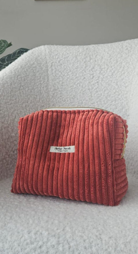 trousse de toilette ou trousse à maquillage en velours rouge corail faite main en france