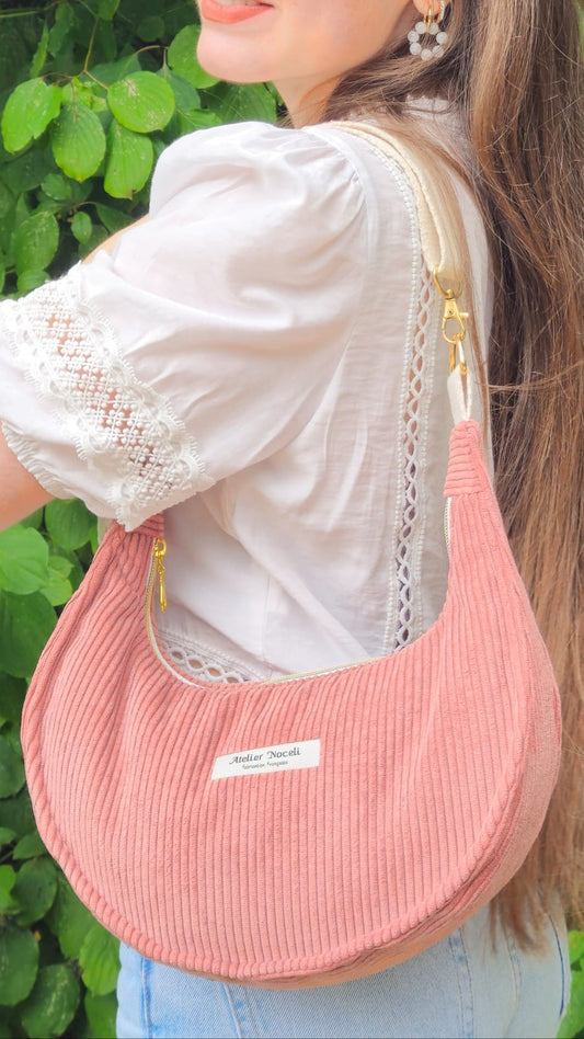 Sac à main demi-lune AURORE velours côtelé rose pâle